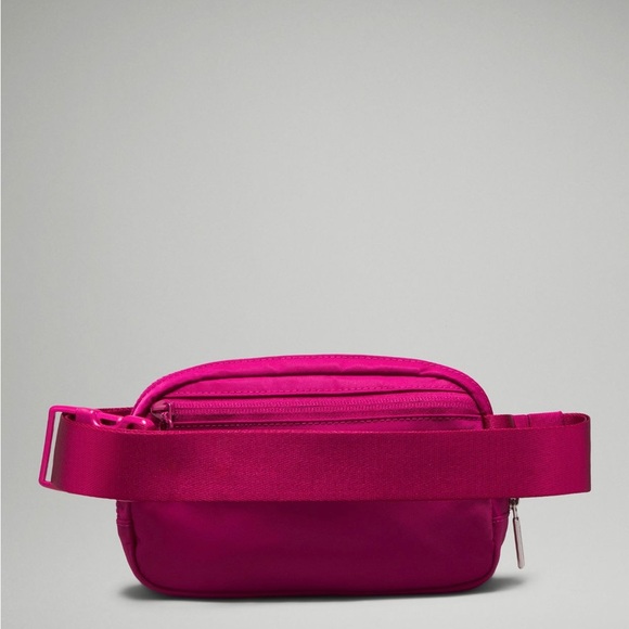 NEW Lululemon Everywhere Belt Bag in Wild Berry - Picture 4 of 6
